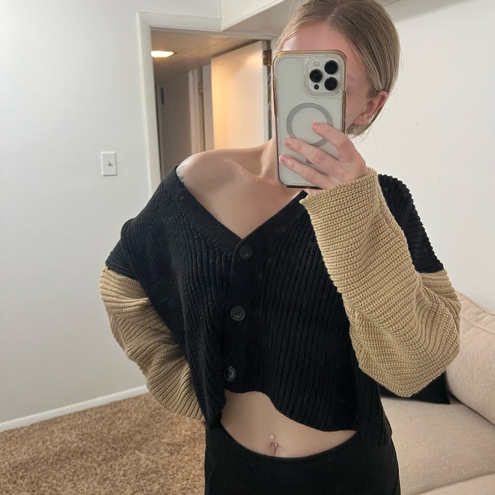 Cropped button up beige/black sweater